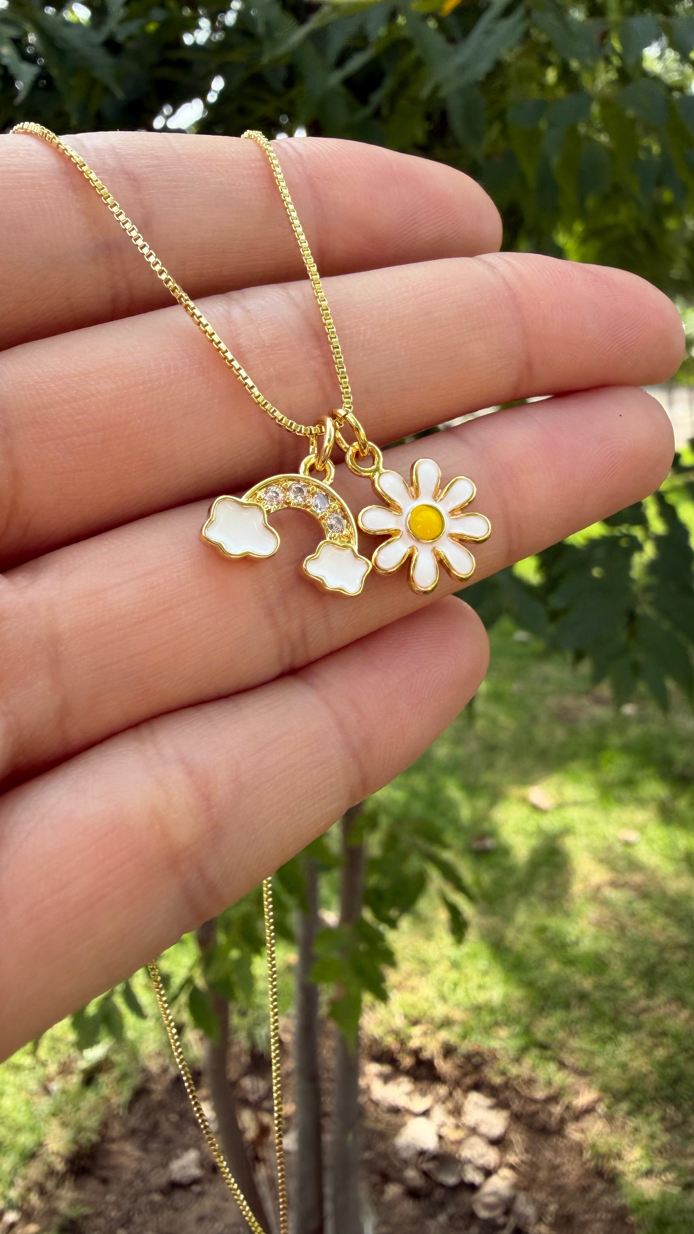 Collar flor + arcoiris. Laminado en oro 14k