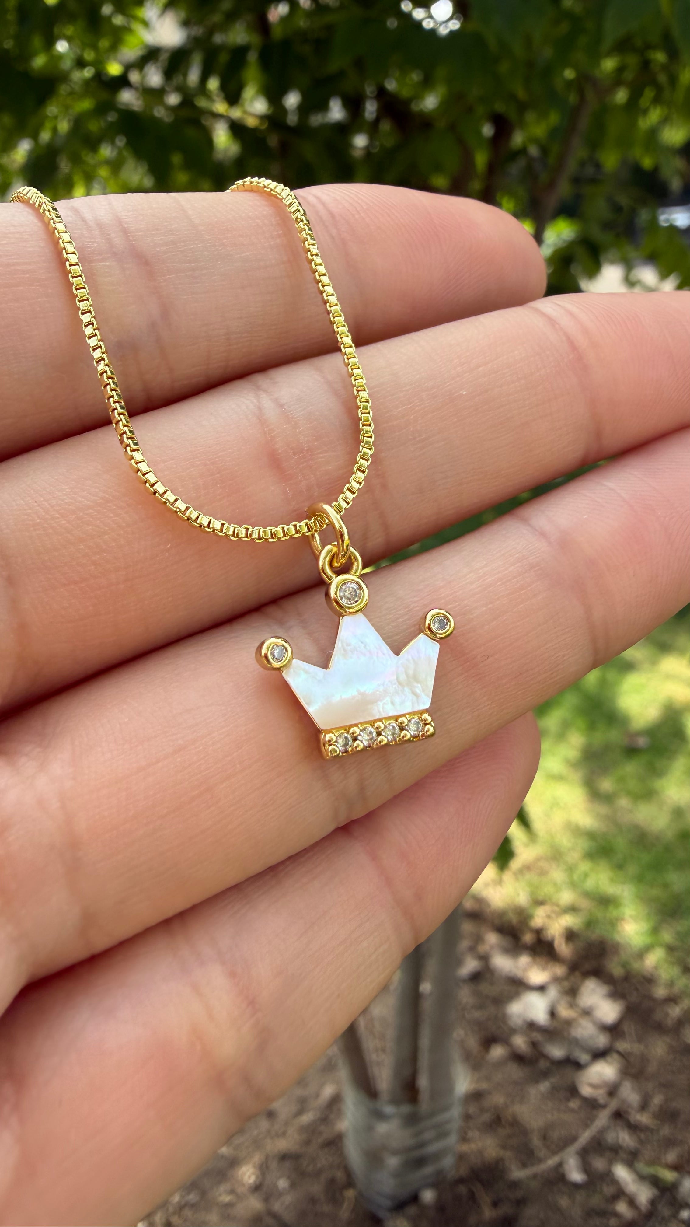 Collar coronita brillante. Laminado en oro 14k