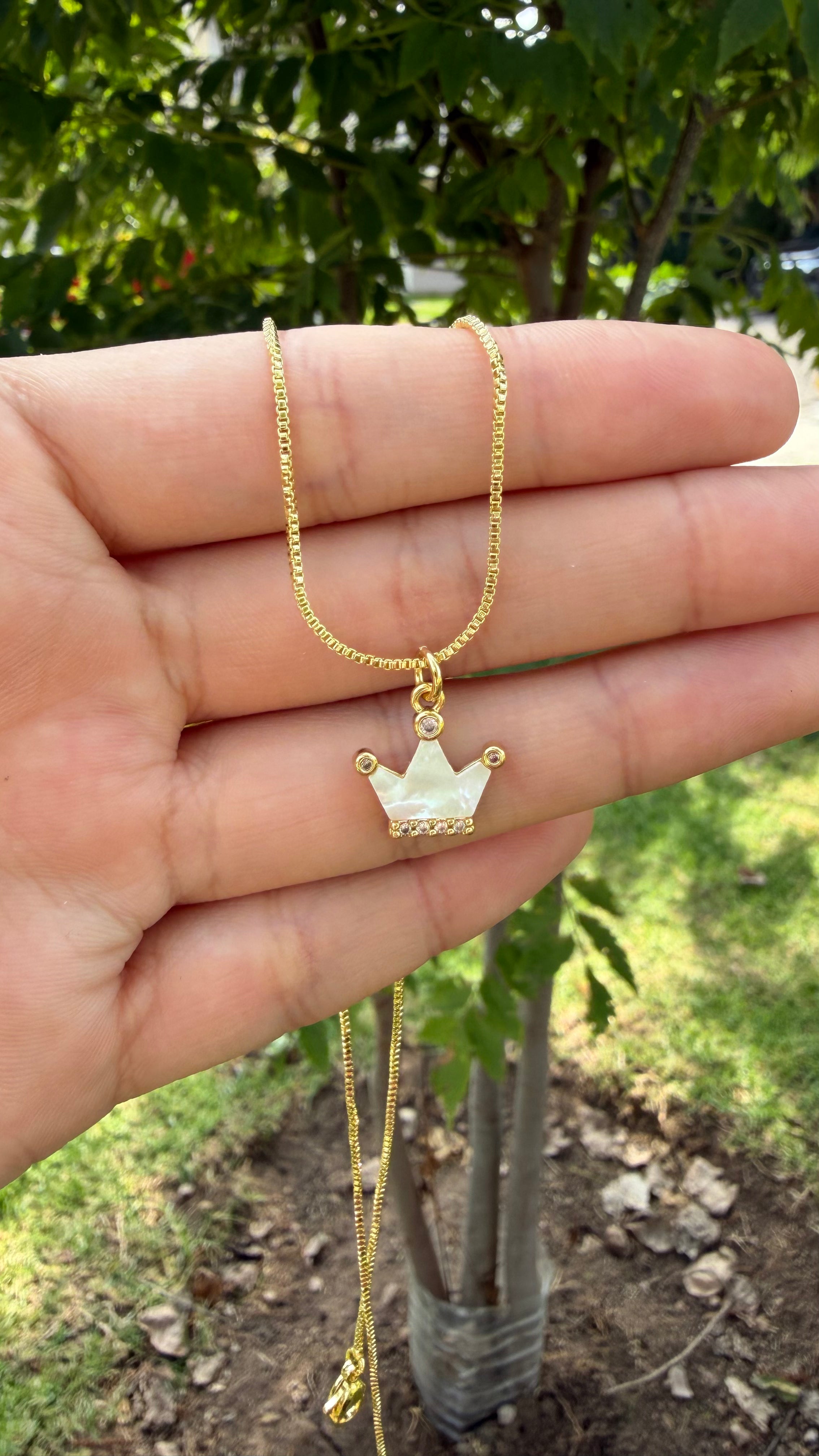 Collar coronita brillante. Laminado en oro 14k