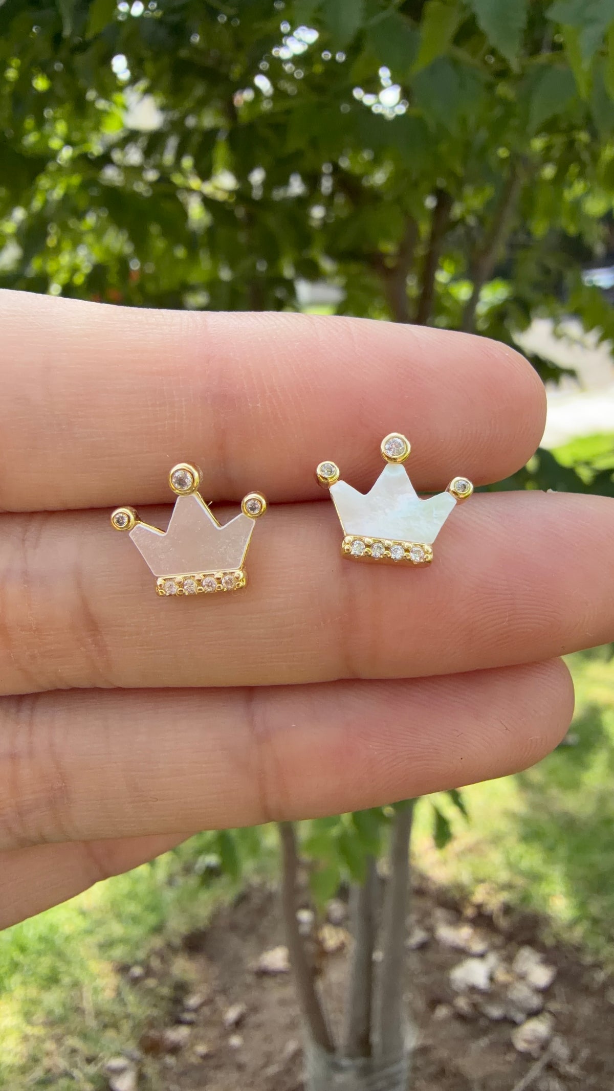 Aretes coronita brillante. Laminado en oro 14k