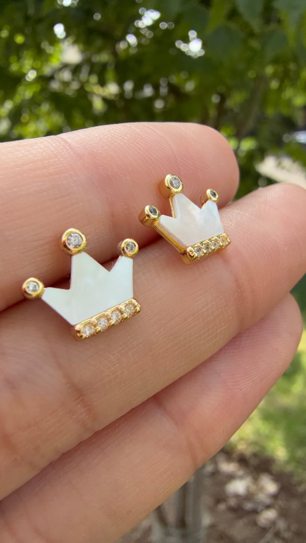 Aretes coronita brillante. Laminado en oro 14k