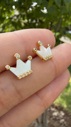 Aretes coronita brillante. Laminado en oro 14k