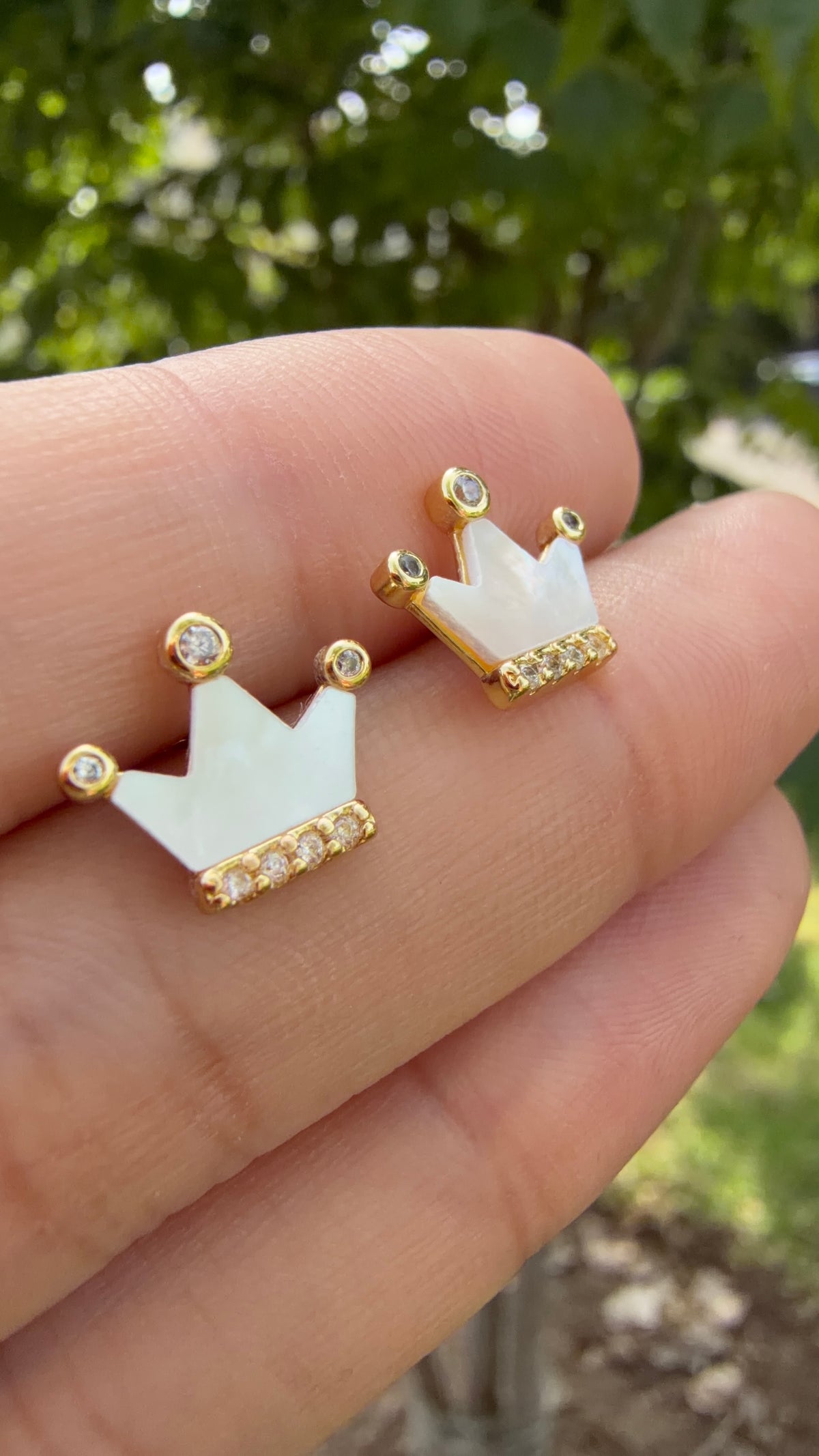 Aretes coronita brillante. Laminado en oro 14k