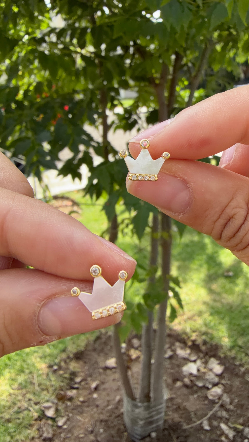 Aretes coronita brillante. Laminado en oro 14k