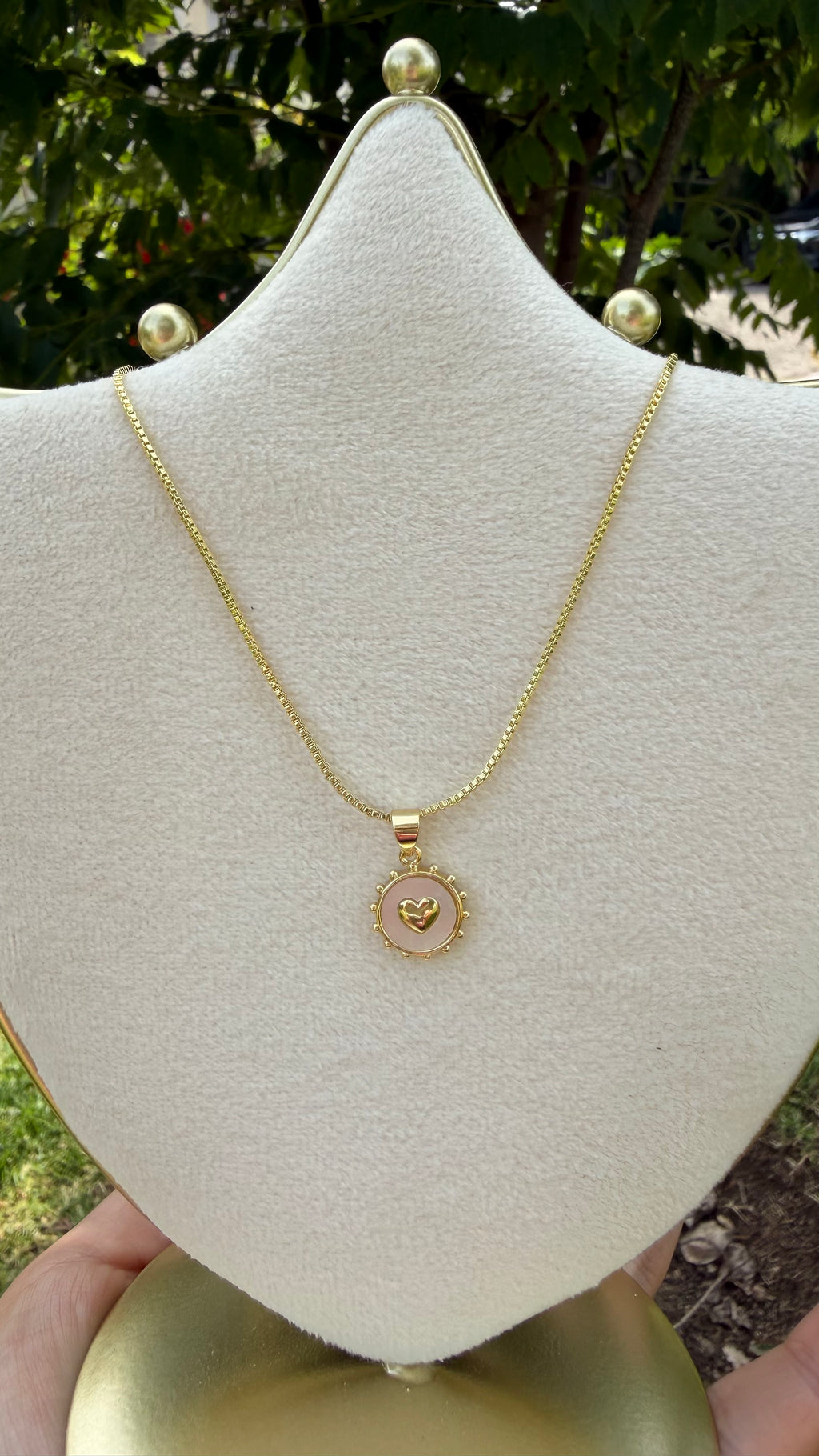 Collar corazón fondo blanco. Laminado en oro 14k