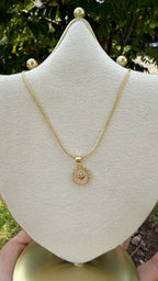 Collar corazón fondo blanco. Laminado en oro 14k
