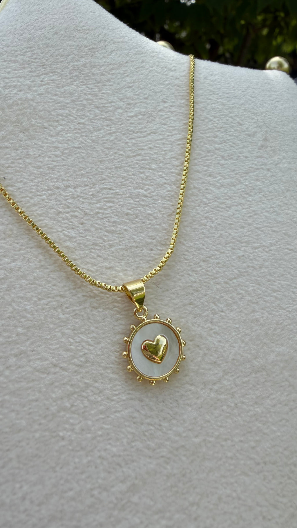 Collar corazón fondo blanco. Laminado en oro 14k