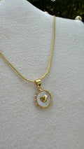 Collar corazón fondo blanco. Laminado en oro 14k