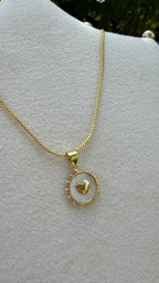 Collar corazón fondo blanco. Laminado en oro 14k
