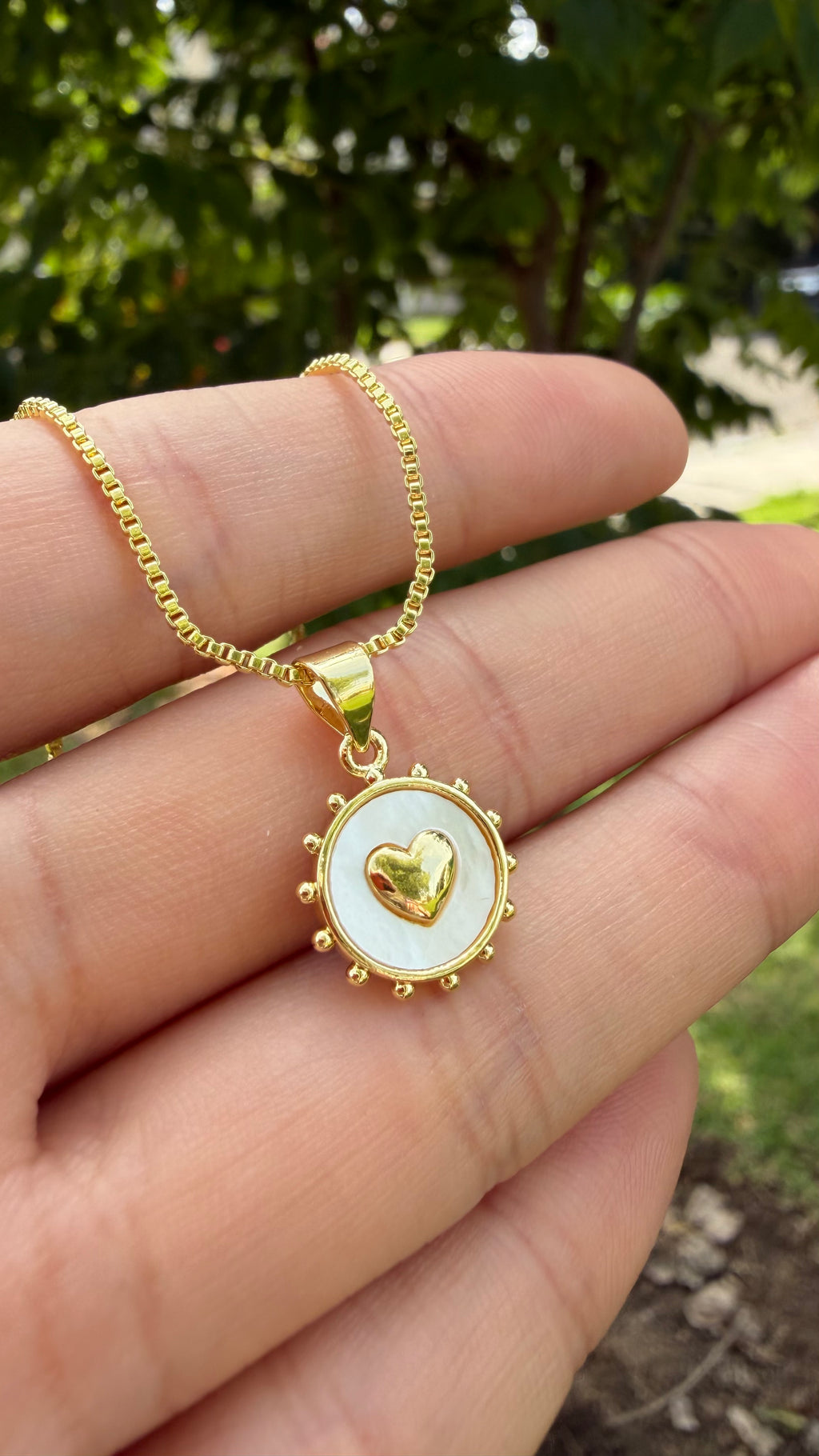 Collar corazón fondo blanco. Laminado en oro 14k