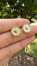 Aretes corazón fondo blanco. Laminado en oro 14k