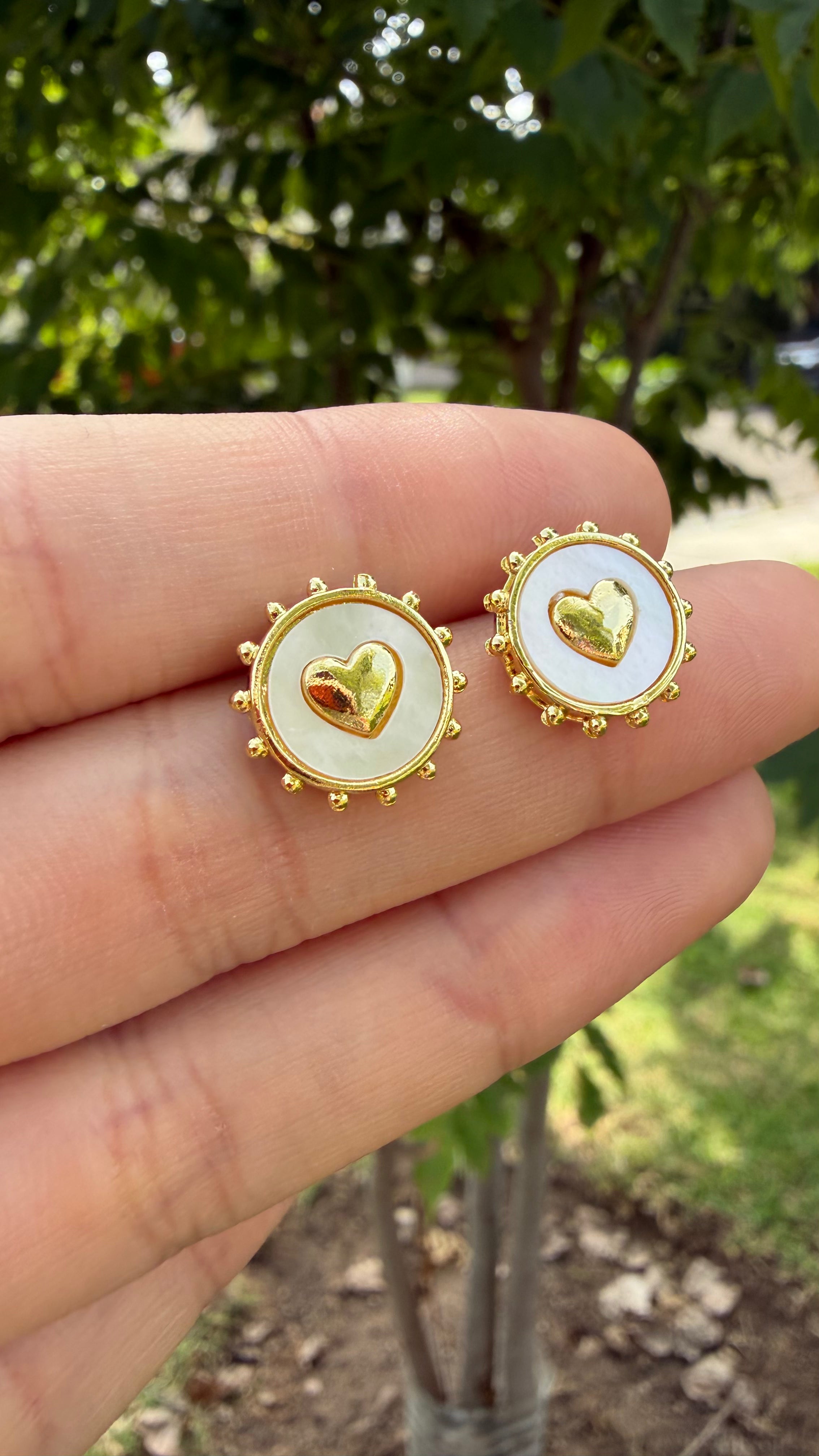 Aretes corazón fondo blanco. Laminado en oro 14k