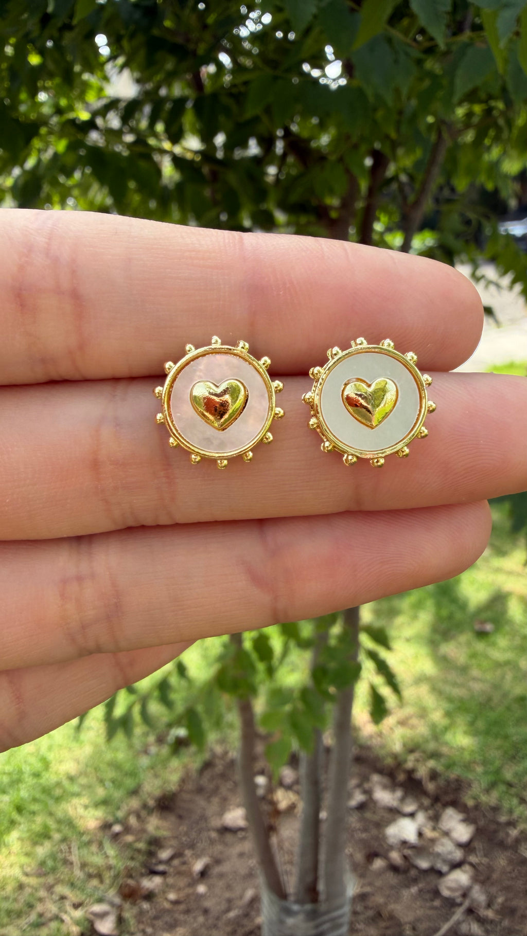 Aretes corazón fondo blanco. Laminado en oro 14k