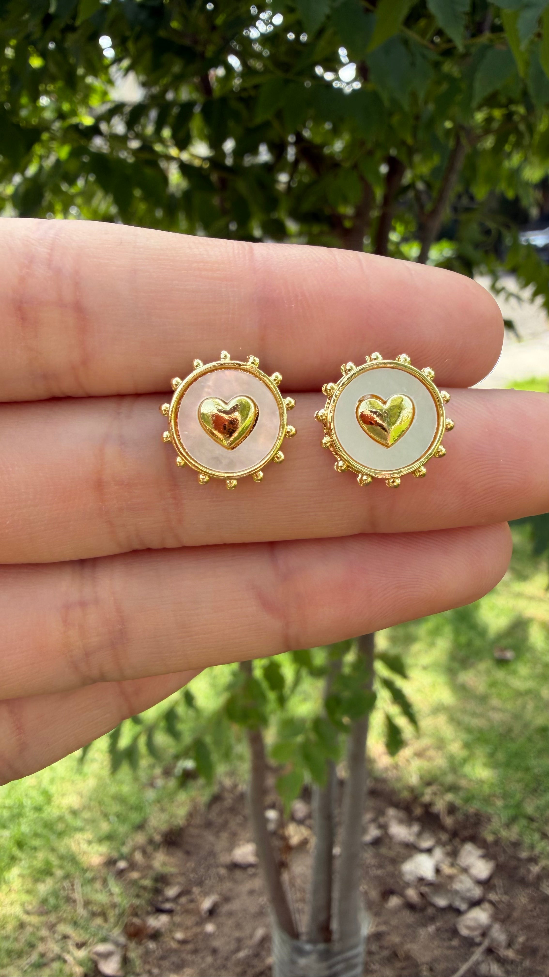 Aretes corazón fondo blanco. Laminado en oro 14k
