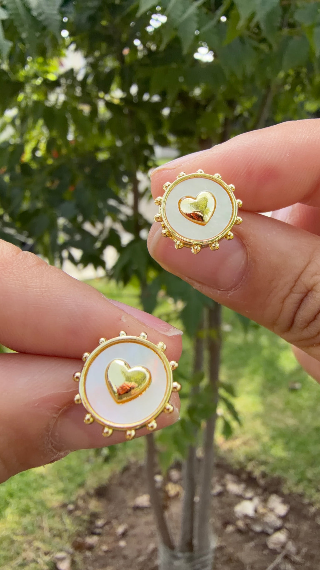 Aretes corazón fondo blanco. Laminado en oro 14k