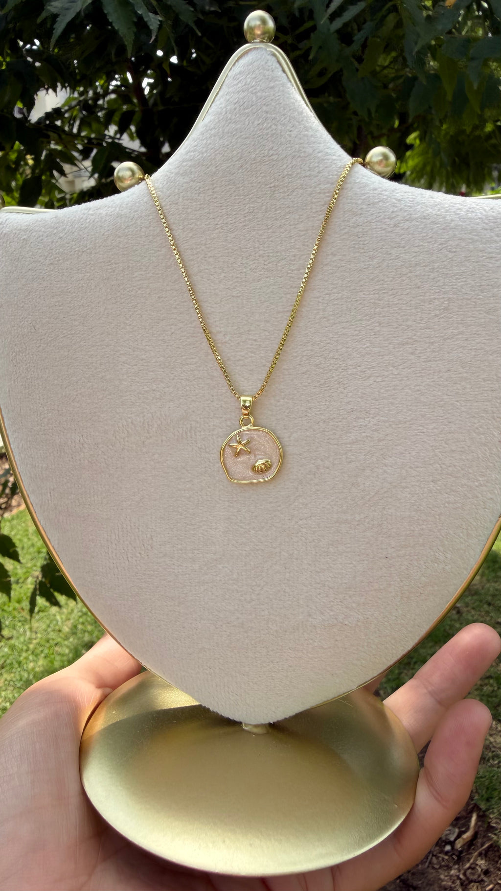 Collar marino estrellita + conchita (fondo glitter). Laminado en oro 14k