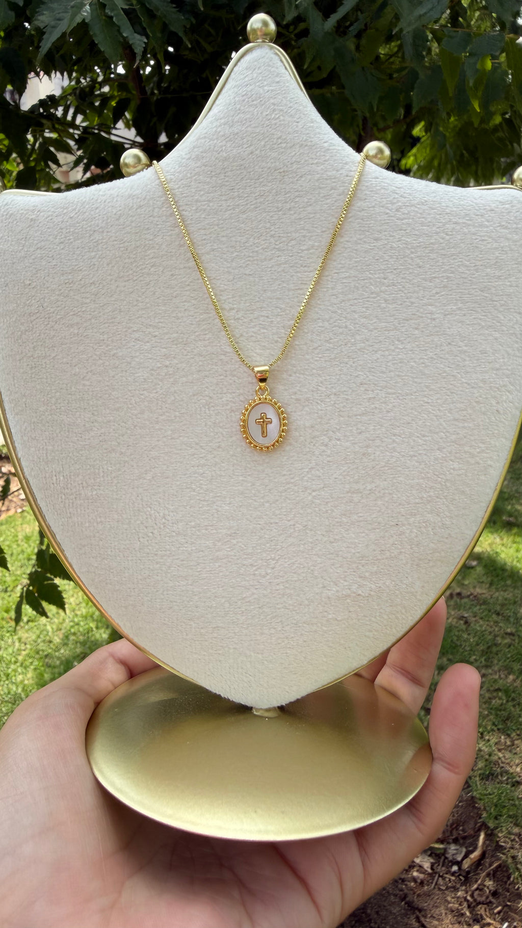 Collar cruz mini fondo blanco. Laminado en oro 14k