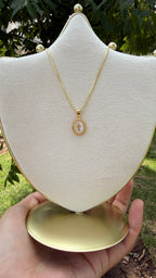 Collar cruz mini fondo blanco. Laminado en oro 14k