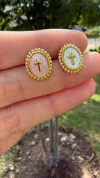Aretes cruz mini fondo blanco. Laminado en oro 14k