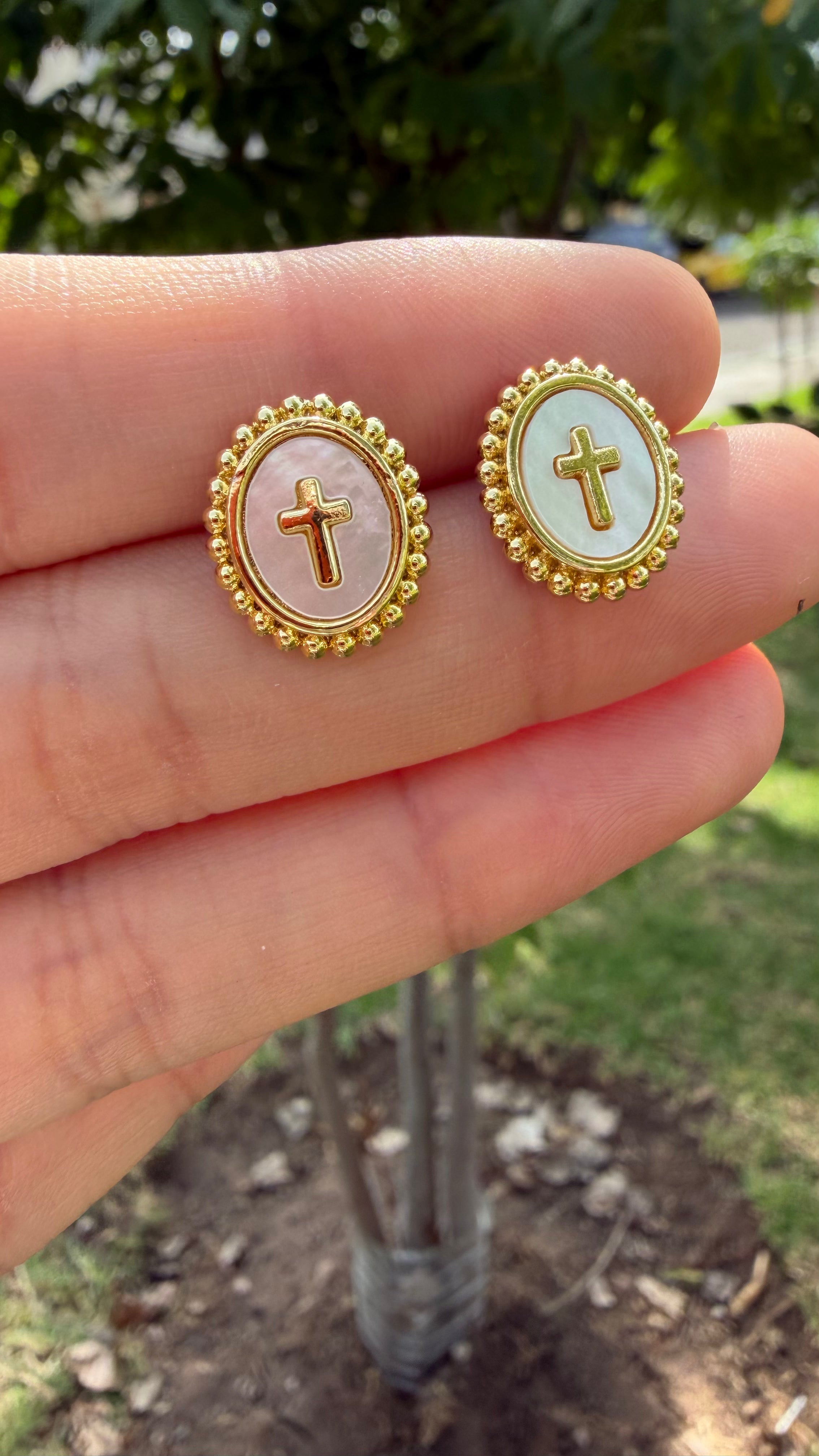 Aretes cruz mini fondo blanco. Laminado en oro 14k