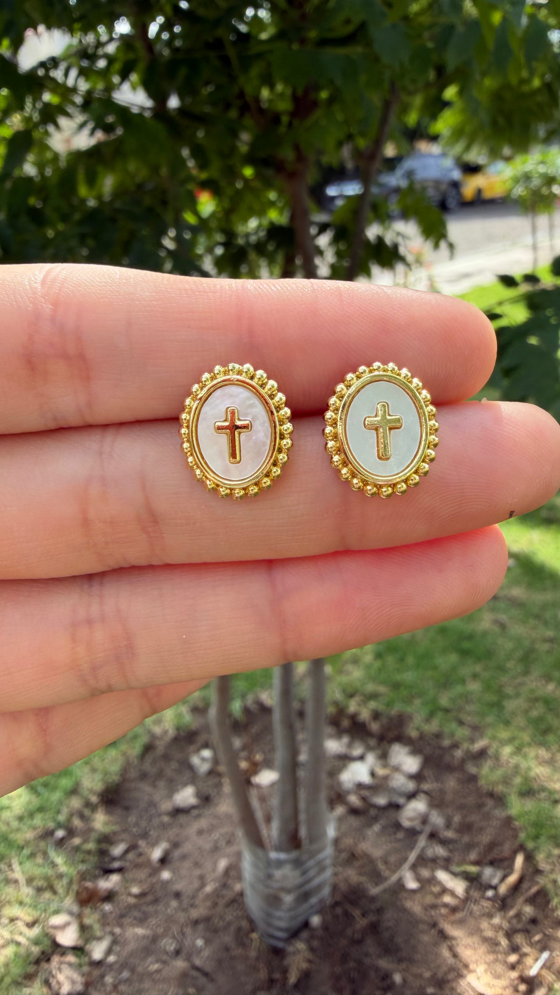 Aretes cruz mini fondo blanco. Laminado en oro 14k