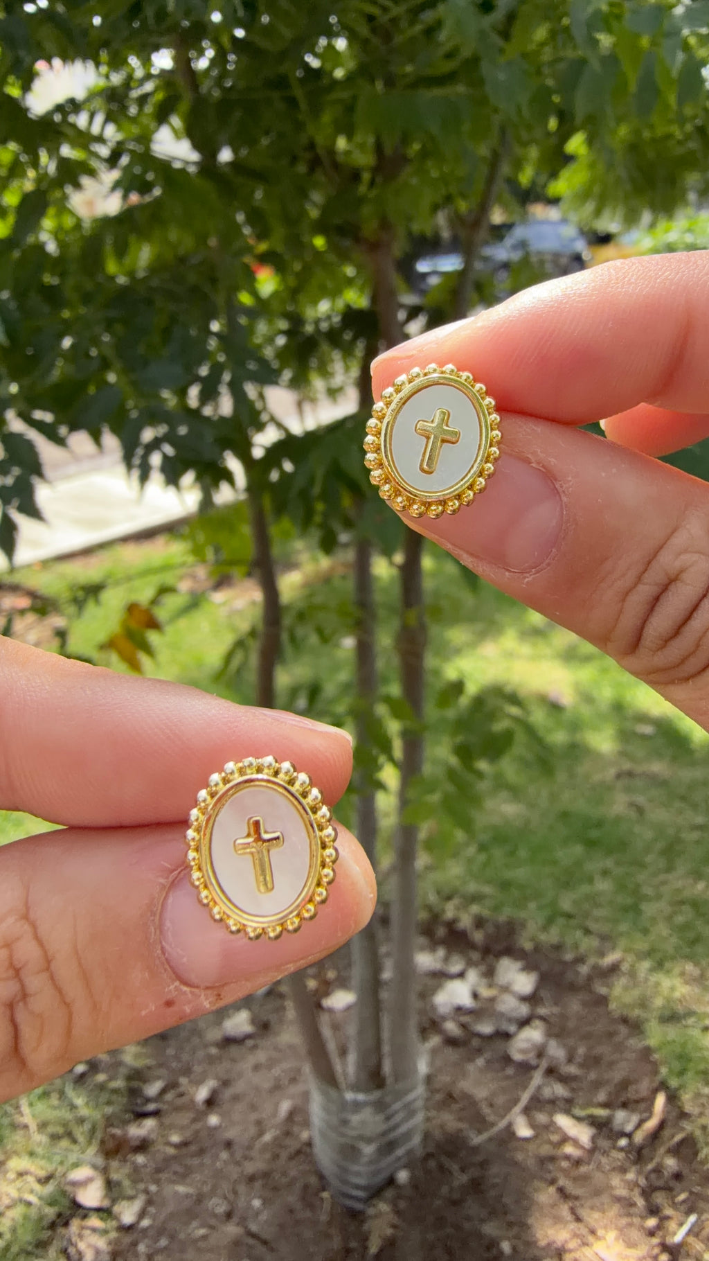 Aretes cruz mini fondo blanco. Laminado en oro 14k