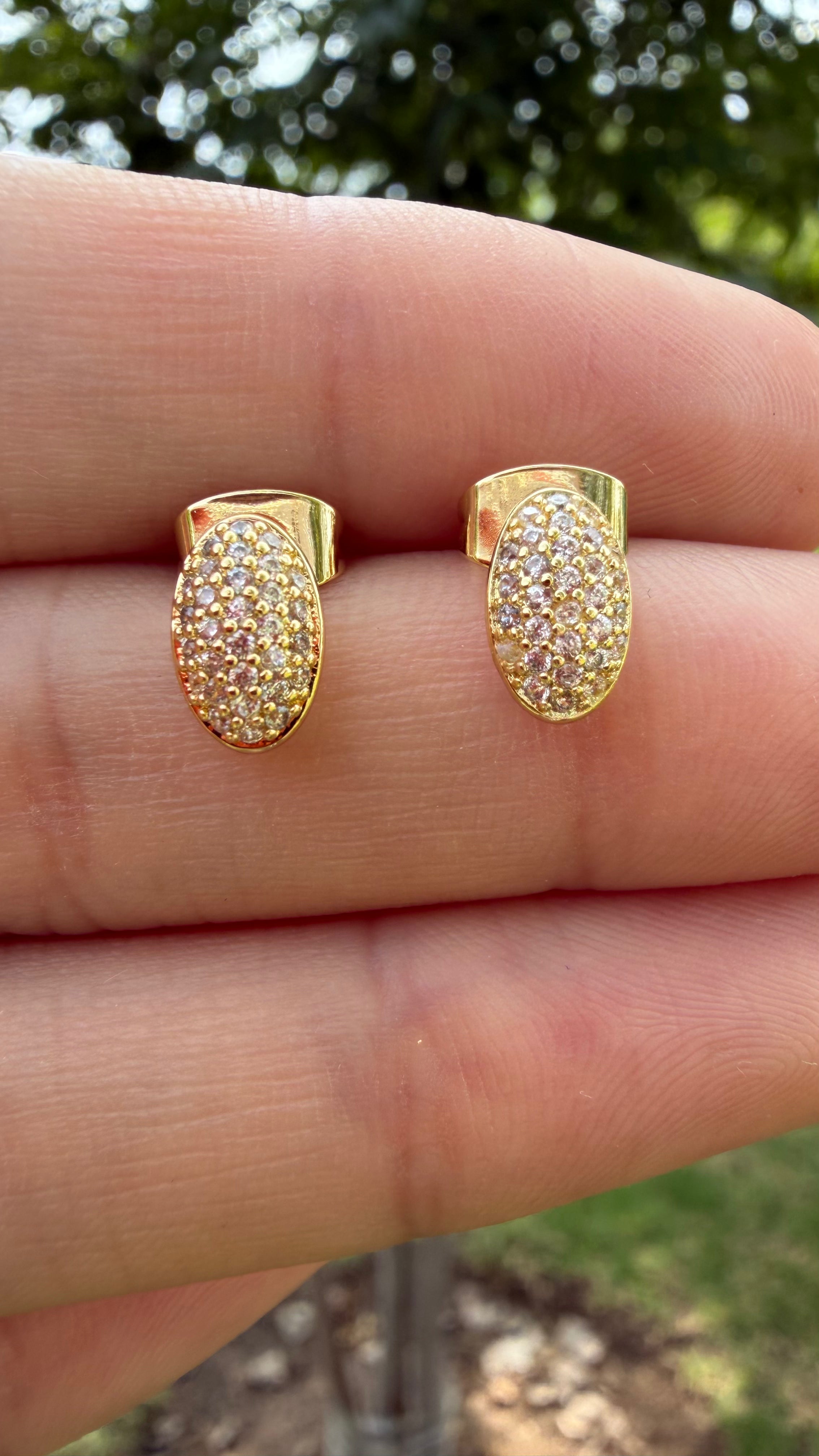 Aretes figura brillante. Laminado en oro 14k