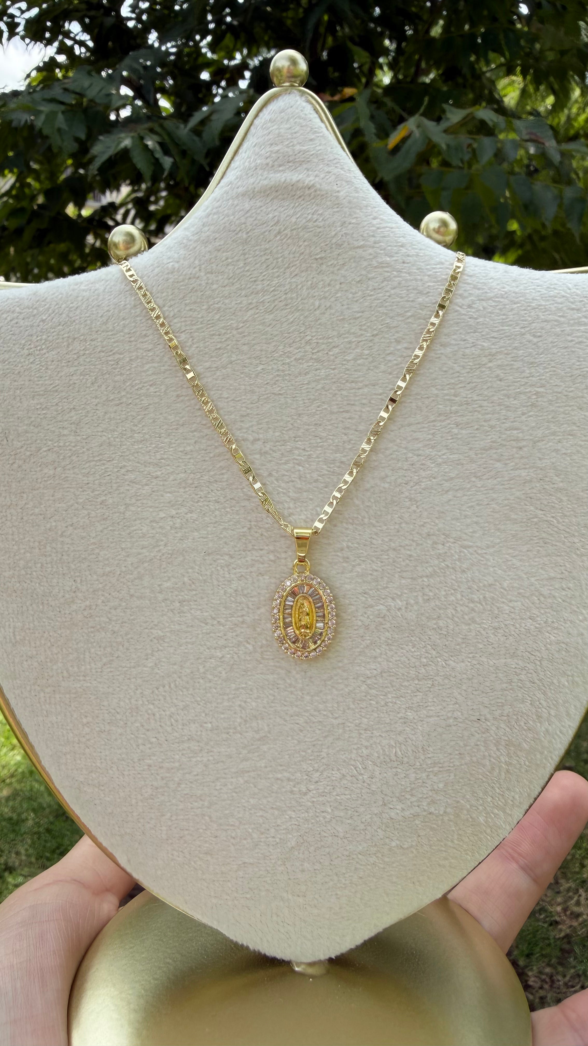 Collar Virgen rodeado de zirconias. Laminado en oro 14k