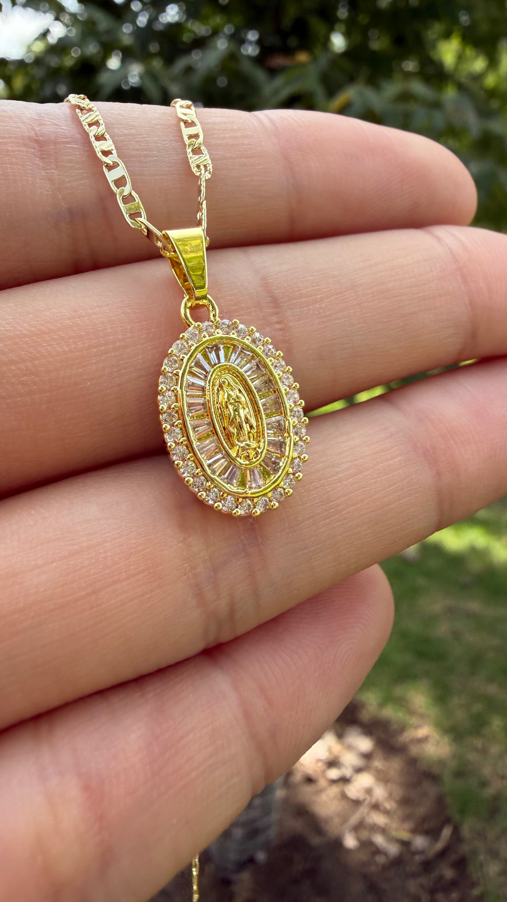 Collar Virgen rodeado de zirconias. Laminado en oro 14k