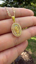 Collar Virgen rodeado de zirconias. Laminado en oro 14k