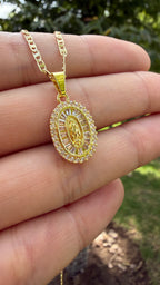 Collar Virgen rodeado de zirconias. Laminado en oro 14k