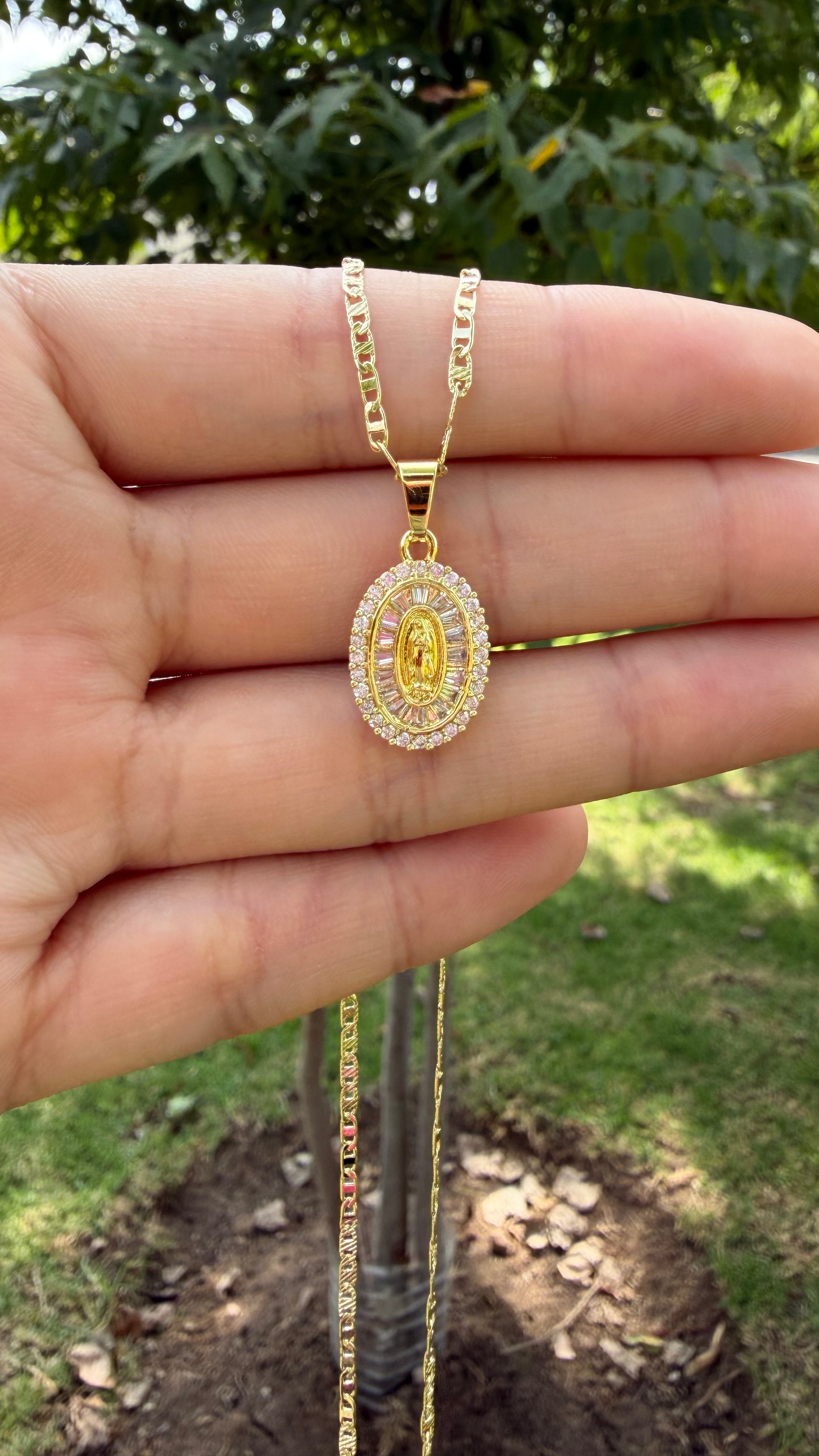 Collar Virgen rodeado de zirconias. Laminado en oro 14k