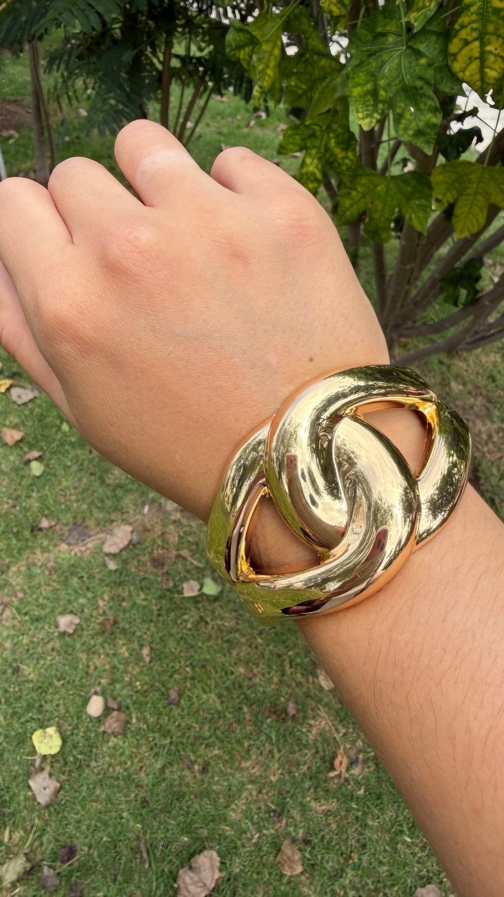 Brazalete chunky entrelazado. Laminado en oro 14k