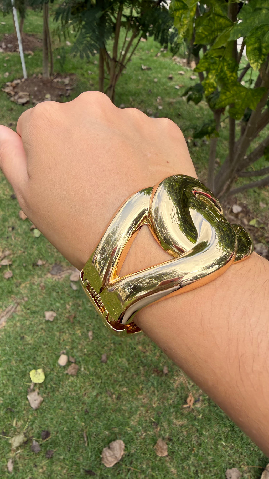 Brazalete chunky entrelazado. Laminado en oro 14k