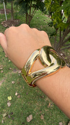 Brazalete chunky entrelazado. Laminado en oro 14k