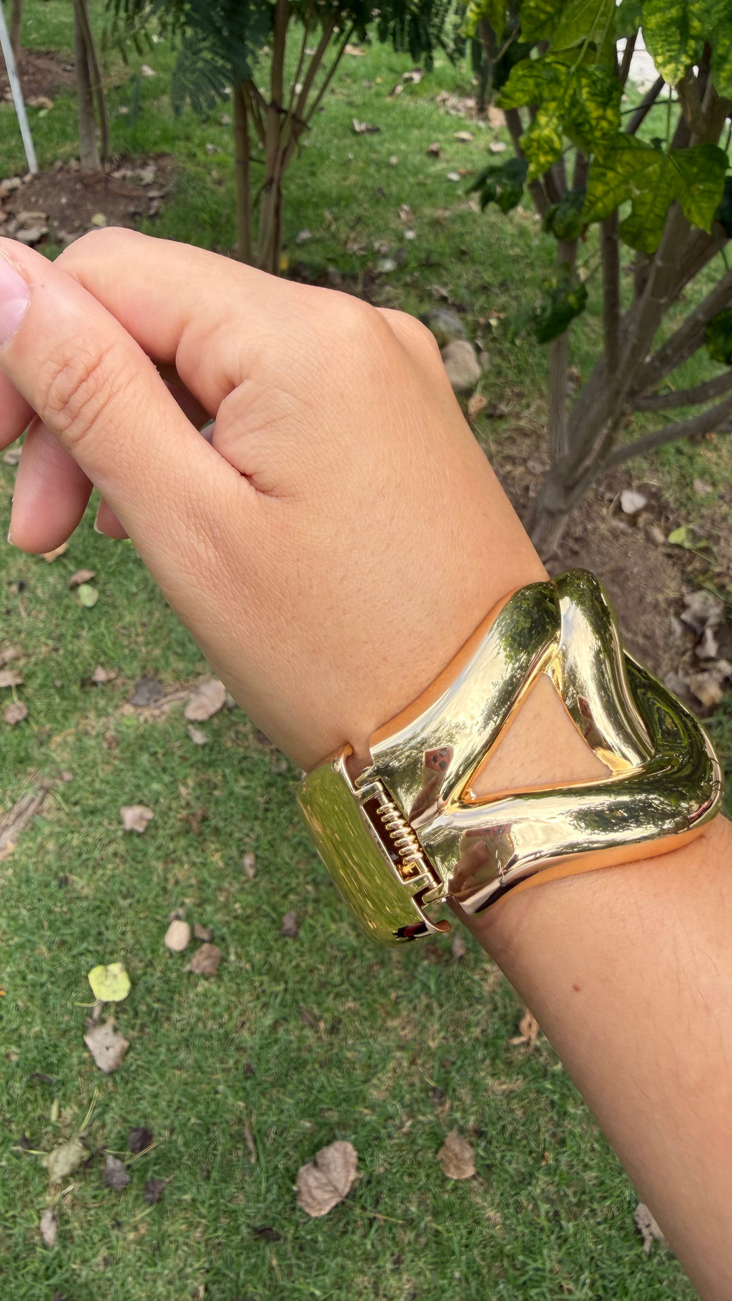 Brazalete chunky entrelazado. Laminado en oro 14k